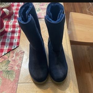 Women’s navy UGGS. Size 8. Like new, only worn several times.